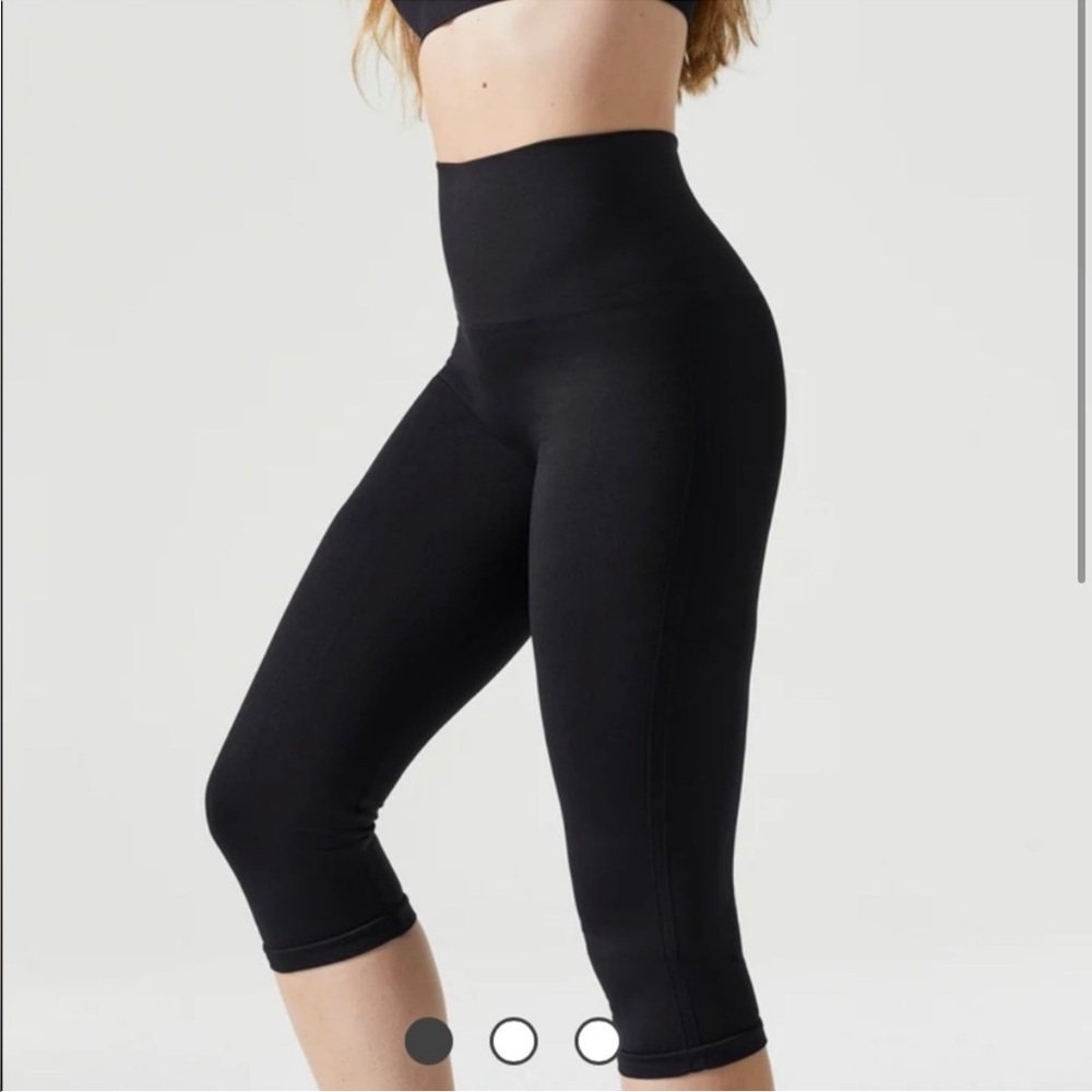 BLANQI Hipster Crop Everyday Leggings